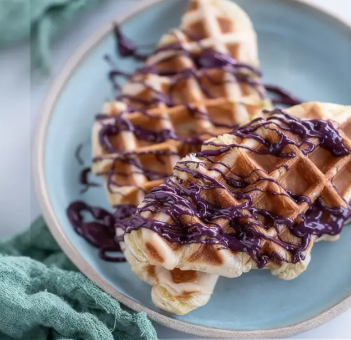 Croffle à l'ube Úbeya avec sauce chocolat blanc