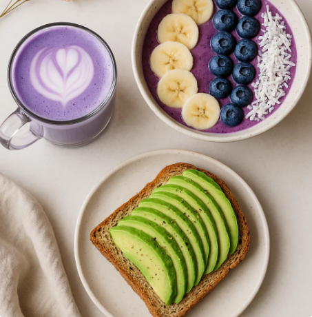 Ube Latte violet préparé avec la poudre d'ube Úbeya